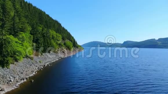 苏格兰高地尼斯湖上空令人惊叹的鸟瞰图视频的预览图