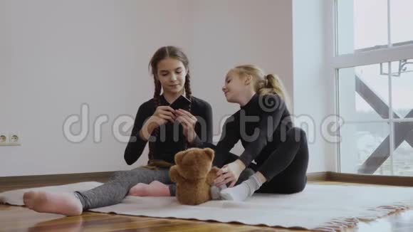 两个小姐姐给泰迪熊拍照视频的预览图