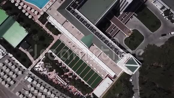 豪华酒店度假泳池花园物业海岸线和海滩从上面录像俯视图空中沙滩线视频的预览图