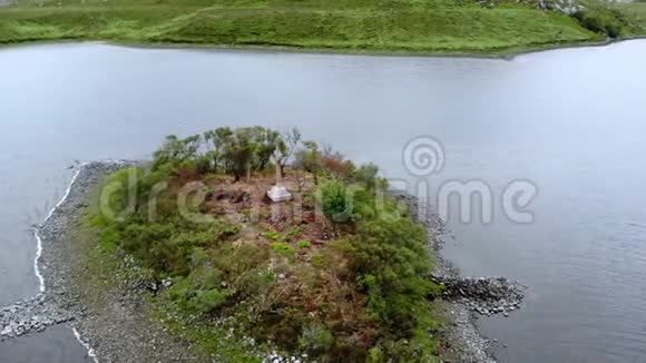 苏格兰高地湖心小岛空中无人机飞行视频的预览图