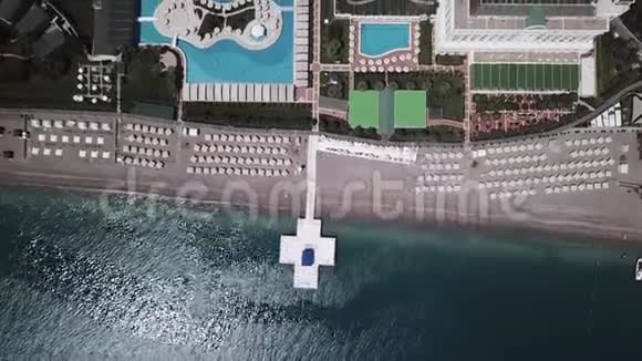 豪华酒店度假泳池花园物业海岸线和海滩从上面录像俯视图空中沙滩线视频的预览图