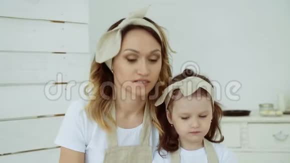 小女孩在吃煎饼小女孩在吃煎饼视频的预览图