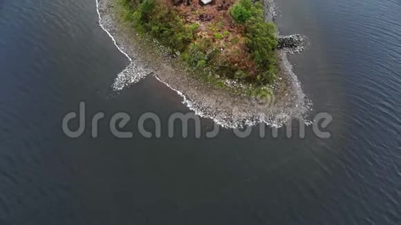 苏格兰高地湖中央的小岛无人机飞行视频的预览图