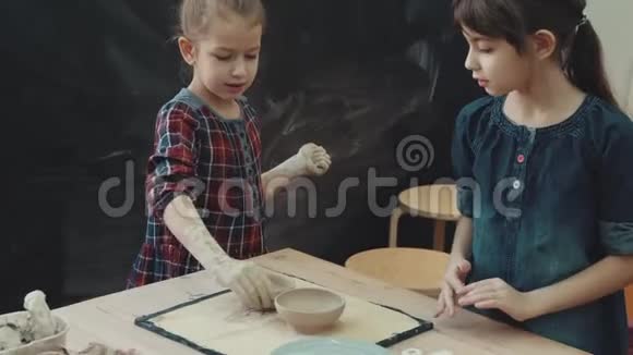 泥塑课两个小女孩小妹妹正在做泥塑视频的预览图