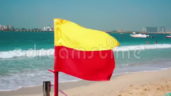 红黄旗海滩迪拜码头阳光明媚的一天在海上视频的预览图
