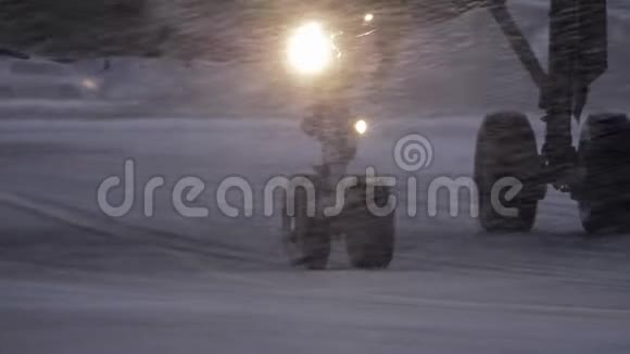 在大雪中失控的飞机轮子视频的预览图