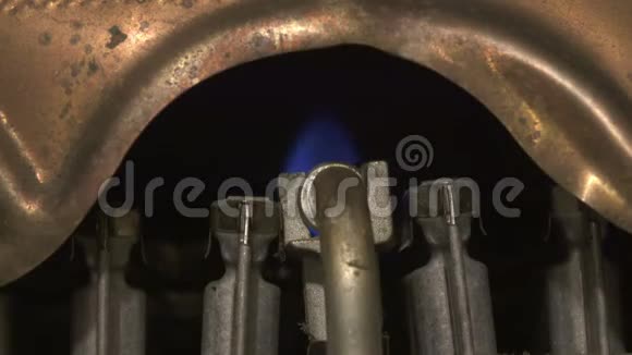 间歇泉热水器火炬的火焰燃烧水加热的气体铜视频的预览图