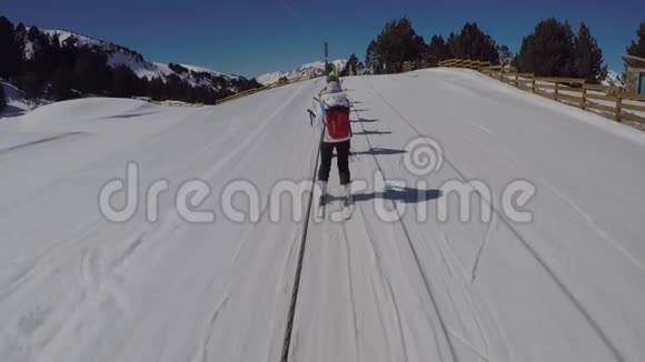滑雪者用手牵着绳子爬山视频的预览图