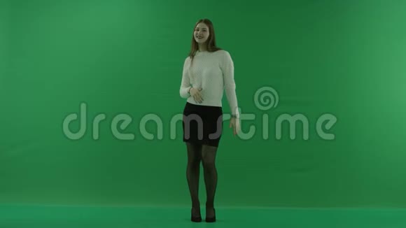 女孩竖起大拇指对着镜头在绿色的屏幕上跳舞视频的预览图