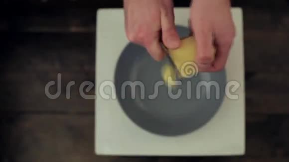 用刀子手工切土豆视频的预览图