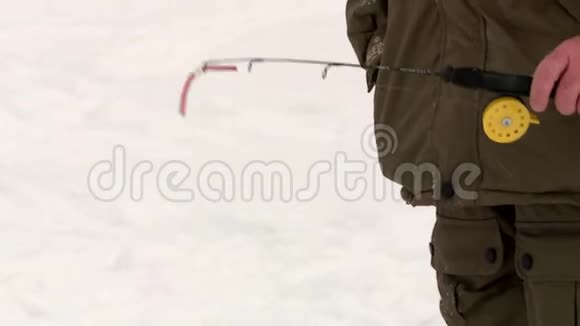 渔民们在冰上的付费池塘里钓鳟鱼和鲟鱼视频的预览图
