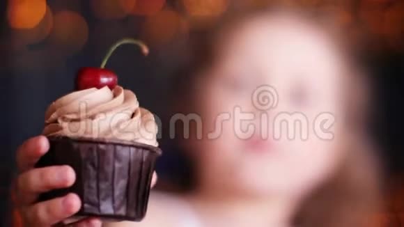 幼儿女孩渴望吃甜蛋糕视频的预览图
