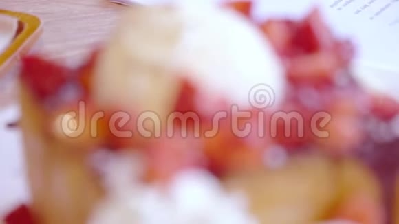 美味的蜂蜜烤面包上面有冰淇淋和水果在甜点店里视频的预览图