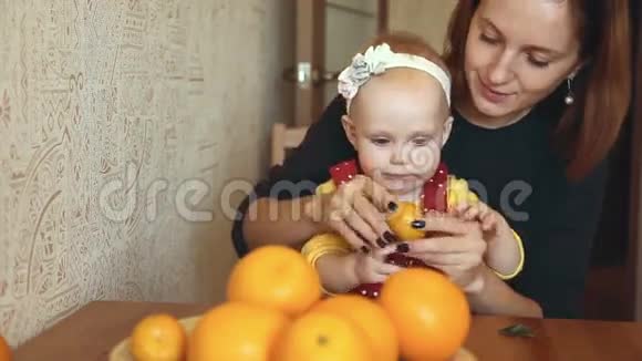 孩子吃橘子视频的预览图