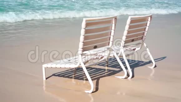 沙滩椅沙滩度假背景下的海浪视频的预览图