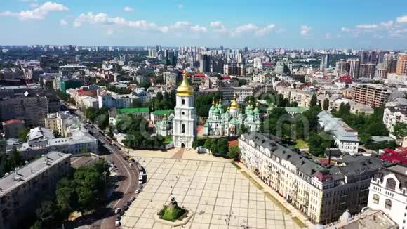 基辅现代建筑无人机高空俯瞰乌克兰一个湖泊视频的预览图