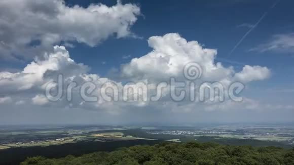从温特斯坦的角度看云在威特劳上空移动视频的预览图