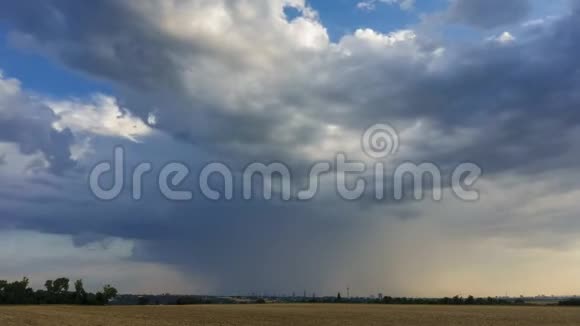 时间流逝夏季在一片田野上移动云层远处是法兰克福视频的预览图
