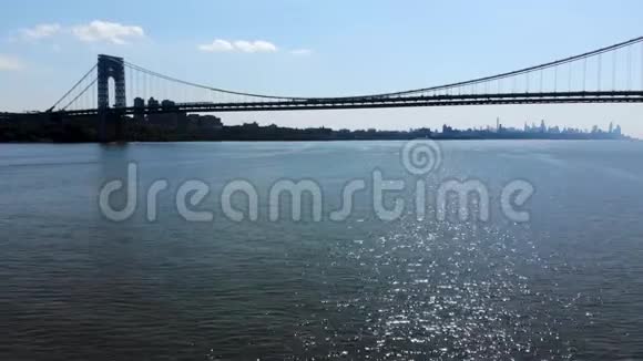 新泽西李堡乔治华盛顿大桥的鸟瞰图视频的预览图