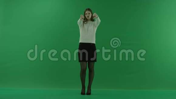 女孩在绿色屏幕上对着镜头竖起大拇指视频的预览图