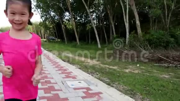 亚洲女孩跑步者穿着她的运动鞋慢跑健康的生活方式视频的预览图