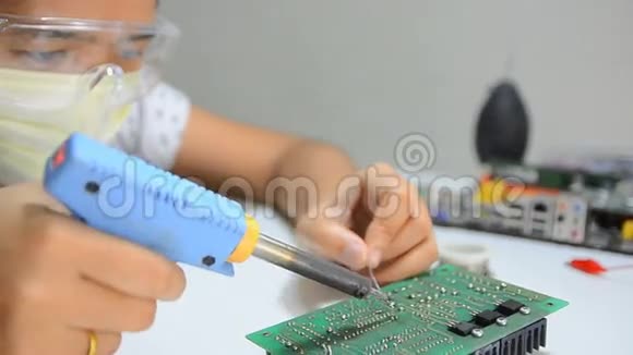 技术员正在焊接电子印刷电路板视频的预览图