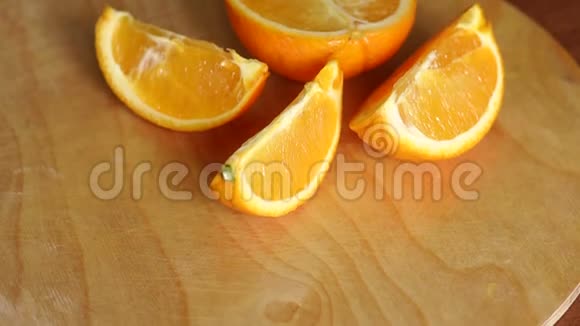 在木制砧板上切割成熟的橘子视频的预览图