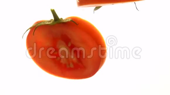 红西红柿切片漂浮在水中视频的预览图