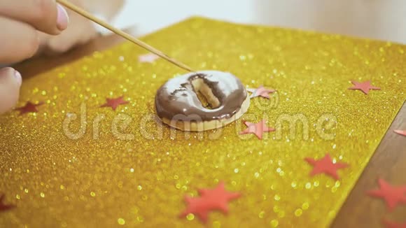 用刷子用巧克力釉装饰姜饼一个女人她的手在圣诞节做冰屑视频的预览图
