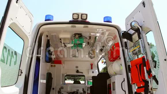 救护车内部视频的预览图