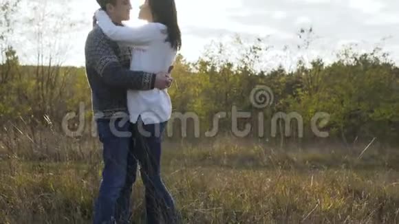 迷人的夫妇亲吻每一个奥瑟兰扭转自然4K视频的预览图