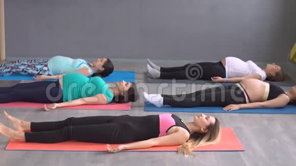 年轻孕妇练习瑜伽肖像视频的预览图