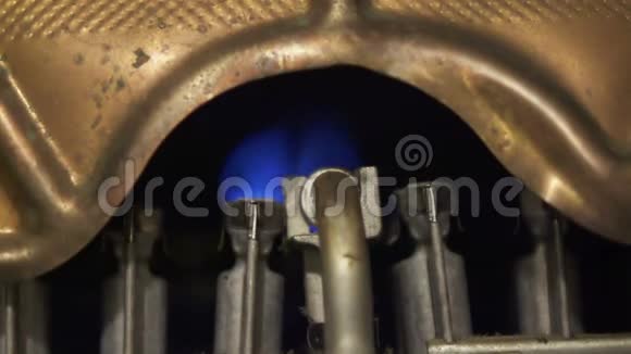 间歇泉热水器火炬的火焰燃烧水加热的气体铜视频的预览图