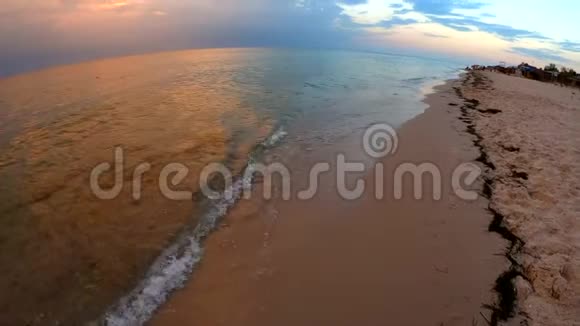 夏季海滩和海浪的俯视图视频的预览图