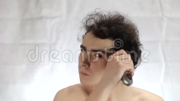 一个男人剃头超驱模式视频的预览图