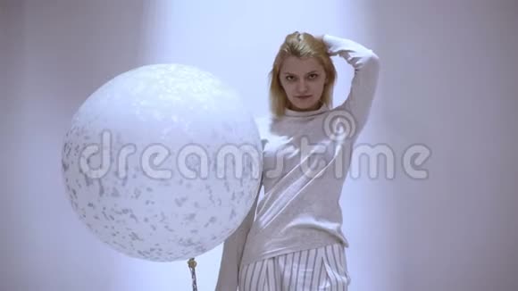 年轻女子玩气球美丽的快乐的年轻女子生日聚会视频的预览图