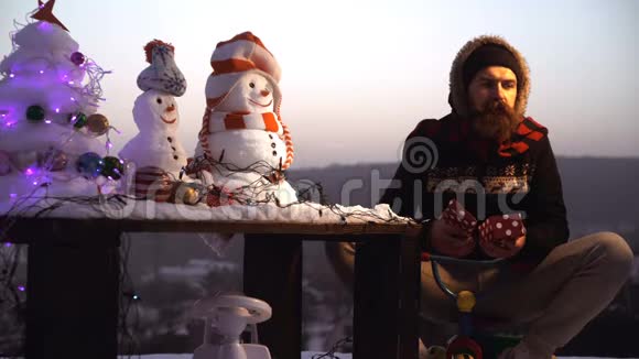 惊讶的人骑三轮车在雪景上冬日里的雪人和圣诞树圣诞节和新年的乐趣视频的预览图