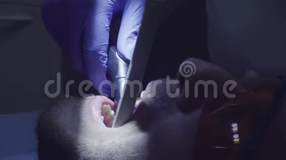牙医用水冲洗口腔视频的预览图
