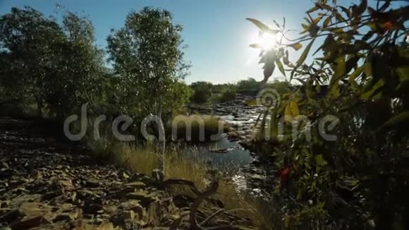 澳大利亚内陆的一条岩石小溪视频的预览图
