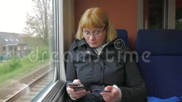 一位女士乘坐高速列车通过电话用信用卡支付视频的预览图