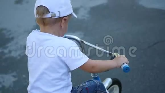 一个孩子骑着孩子自行车特写视频的预览图