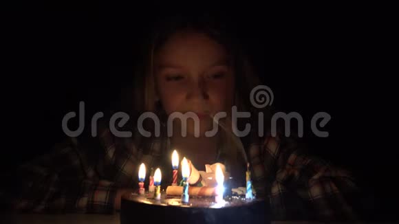 儿童生日派对在晚上吹蜡烛儿童周年庆祝活动视频的预览图