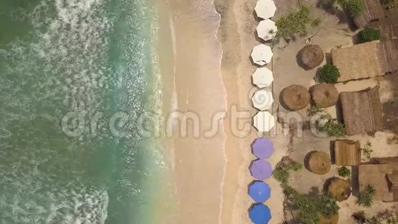 空中桑迪海滩与伞和酒廊床在天堂热带岛印度尼西亚努萨佩尼达4K海洋之巅视频的预览图