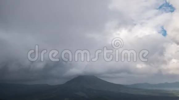 时间推移巴图尔火山云在风暴前快速运行4K印度尼西亚巴厘岛视频的预览图
