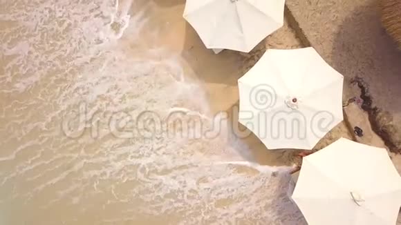 空中热带天堂岛桑迪海滩的雨伞和酒廊床印度尼西亚努萨佩尼达4K海洋之巅视频的预览图