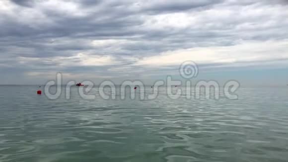 在平静的海面上漂浮着浮标和救生艇视频的预览图