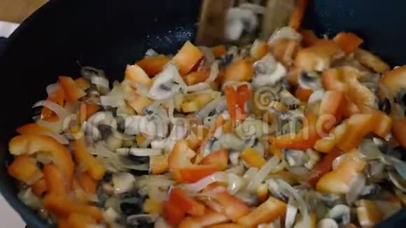 新鲜蔬菜和蘑菇在锅里烤视频的预览图