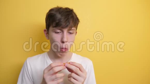 匹萨快乐的青少年男孩吃一片披萨的概念十几岁的男孩饿了吃一片披萨慢动作视频的预览图