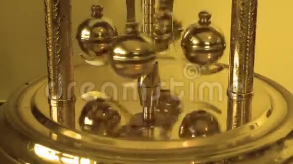 古老的时钟和金属球移动视频的预览图
