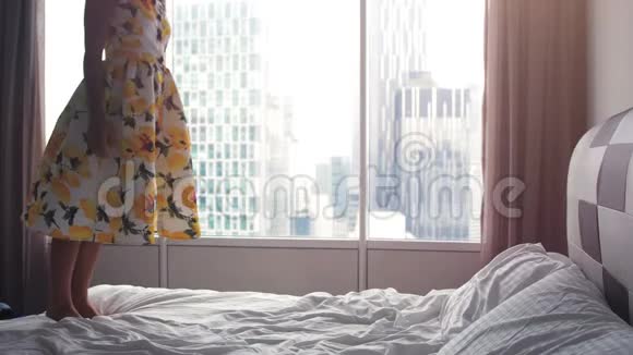 年轻快乐的漂亮女人躺在床上在日落的时候在粗心的周末时间玩得开心慢动作3840x2160视频的预览图